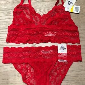 NWT B Tempt'd Red Lace Lingerie Set Med w/ Small‎ Panties